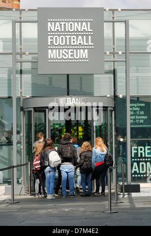 I visitatori di entrare nel Museo Nazionale del Calcio in Manchester. Foto Stock