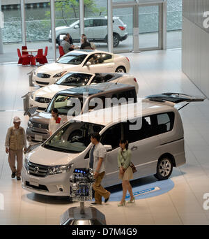 Maggio 10, 2013 a Yokohama, Giappone - Visitatori navigare intorno alla spaziosa sala di esposizione di Nisan Motor Co. ha sede a Yokohama, a sud di Tokyo, Venerdì 10 Maggio, 2013. Nissan ha riportato il più lento di profitto annuo di crescita tra le case automobilistiche giapponesi come Sino-Japanese controversia politica controproducenti, colpendo il Giappone No. 2 automobilistico duro quando il consumatore cinese ha iniziato a boicottare i prodotti giapponesi nel settembre dello scorso anno. (Foto di Natsuki Sakai/AFLO) Foto Stock