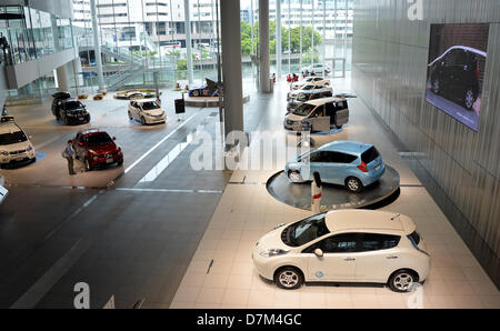 Maggio 10, 2013 a Yokohama, Giappone - Visitatori navigare intorno alla spaziosa sala di esposizione di Nisan Motor Co. ha sede a Yokohama, a sud di Tokyo, Venerdì 10 Maggio, 2013. Nissan ha riportato il più lento di profitto annuo di crescita tra le case automobilistiche giapponesi come Sino-Japanese controversia politica controproducenti, colpendo il Giappone No. 2 automobilistico duro quando il consumatore cinese ha iniziato a boicottare i prodotti giapponesi nel settembre dello scorso anno. (Foto di Natsuki Sakai/AFLO) Foto Stock