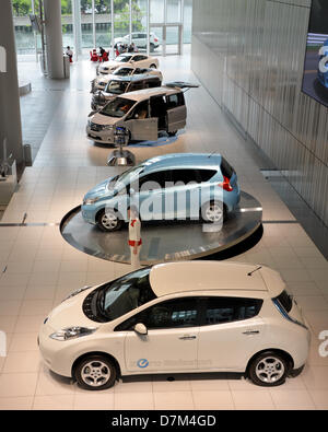 Maggio 10, 2013 a Yokohama, Giappone - Visitatori navigare intorno alla spaziosa sala di esposizione di Nisan Motor Co. ha sede a Yokohama, a sud di Tokyo, Venerdì 10 Maggio, 2013. Nissan ha riportato il più lento di profitto annuo di crescita tra le case automobilistiche giapponesi come Sino-Japanese controversia politica controproducenti, colpendo il Giappone No. 2 automobilistico duro quando il consumatore cinese ha iniziato a boicottare i prodotti giapponesi nel settembre dello scorso anno. (Foto di Natsuki Sakai/AFLO) Foto Stock