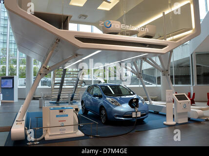 Maggio 10, 2013 a Yokohama, Giappone - Nissan del veicolo elettrico LEAF siede presso la spaziosa sala di esposizione di sede a Yokohama, a sud di Tokyo, Venerdì 10 Maggio, 2013. Nissan ha riportato il più lento di profitto annuo di crescita tra le case automobilistiche giapponesi come Sino-Japanese controversia politica controproducenti, colpendo il Giappone No. 2 automobilistico duro quando il consumatore cinese ha iniziato a boicottare i prodotti giapponesi nel settembre dello scorso anno. (Foto di Natsuki Sakai/AFLO) Foto Stock