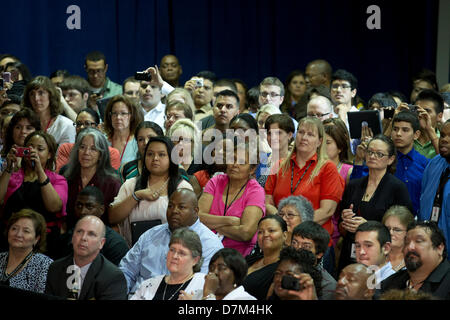 I membri del pubblico di ascoltare come U.S. Il presidente Barack Obama parla di Manor nuova tecnologia High School di Manor, Texas Foto Stock