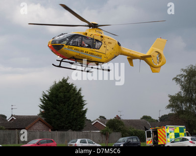 East Anglian Air Ambulance sbarco nel parcheggio di Aylsham Norfolk Foto Stock