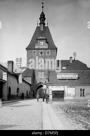 Una fotografia storica della porta della città di Domazlice, situata nella regione della Boemia della Repubblica Ceca. La porta è un importante punto di riferimento, che riflette l'architettura medievale e la storia della città. Foto Stock