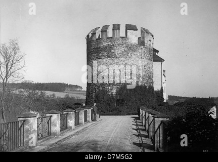 La torre del castello di Český Šternberk in Boemia, Repubblica Ceca, è una caratteristica iconica della fortezza medievale. È stato un importante punto di riferimento storico e simbolo della storia della regione. Foto Stock