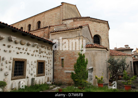 Il Lapidarium, o pietra raccolta presso la cattedrale in grado, Italia. Foto Stock
