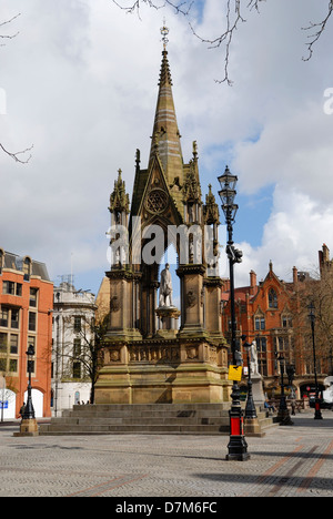 L'Albert Memorial davanti a Manchester Town Hall di Albert Square, Manchester. Foto Stock