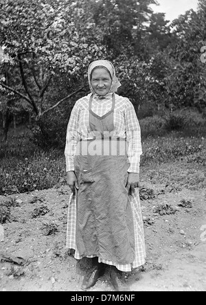 La donna in un giardino, Svezia Foto Stock