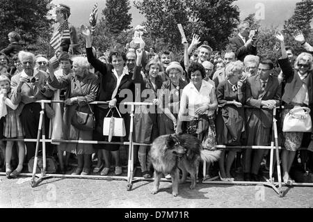 Il tifo folla sventolando bandiere statunitensi al bordo della strada. Il presidente statunitense John Fitzgerald Kennedy il 26 giugno 1963 a Berlino. Foto Stock