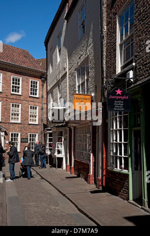 Persone visitatori turisti camminare lungo gli Shambles in primavera York North Yorkshire Inghilterra Regno Unito GB Gran Bretagna Foto Stock