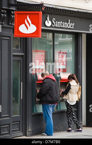 Banca SANTANDER cashpoints su high street nel centro della città di Exeter Devon England Regno Unito Foto Stock