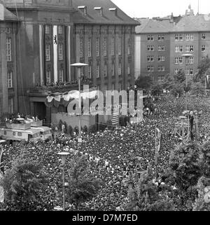 Jubilating cittadini di Berlino durante il discorso del presidente americano John Fitzgerald Kennedy davanti al Municipio Schoeneberg il 26 giugno 1963 a Berlino. Foto Stock
