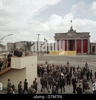 Il presidente statunitense John Fitzgerald Kennedy visiti il muro di Berlino e Porta di Brandeburgo a Berlino Ovest, Germania, 26 giugno 1963. Foto Stock