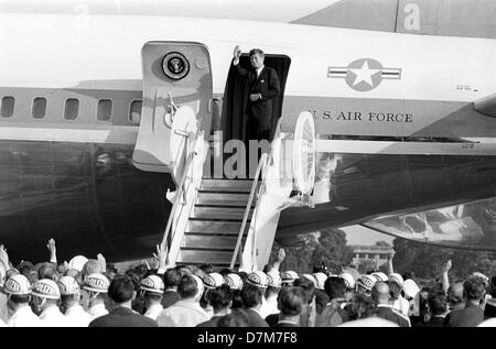 Il presidente statunitense John Fitzgerald Kennedy il 26 giugno 1963 presso l'aeroporto di Tegel a Berlino poco prima della sua partenza per l'Irlanda. Foto Stock