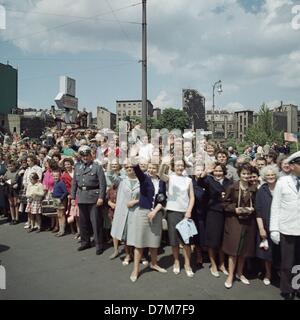 Il tifo folla al bordo della strada. Il presidente statunitense John Fitzgerald Kennedy ha visitato Berlino il 26 giugno 1963. Foto Stock