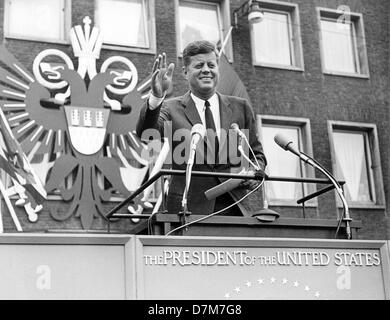 Il presidente statunitense John Fitzgerald Kennedy è sventolata ad una folla entusiasta di persone di fronte al municipio di Colonia, il 23 giugno 1963, poco dopo il suo arrivo all'aeroporto di Colonia-Bonn. Il presidente è stato in visita nella Repubblica federale per quattro giorni. Foto Stock