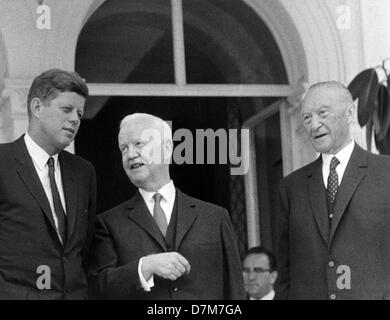 Il presidente statunitense John Fitzgerald Kennedy (l-r), Presidente federale Heinrich Lübke, e il Cancelliere federale Konrad Adenauer il 24 giugno 1963 sulla terrazza di Villa Hammerschmidt di Bonn. Il Presidente degli Stati Uniti è stato in visita nella Repubblica federale per quattro giorni. Foto Stock