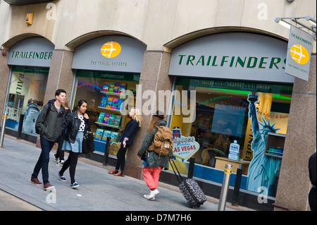 TRAILFINDERS travel shop su high street nel centro della città di Exeter Devon England Regno Unito Foto Stock