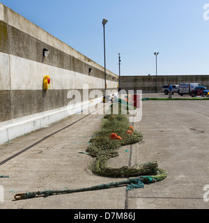 Reti di essere riparata e preparata prima del viaggio di pesca Foto Stock