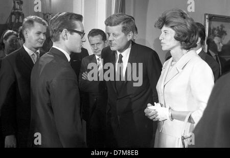 Il presidente statunitense John Fitzgerald Kennedy (M) e hist sorella Eunice Shriver il 23 giugno 1963 a Bonn. Foto Stock