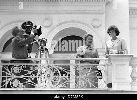 La moglie del tedesco presidnet Wilhelmine Lübke (l) ed Eunice Shriver sul balcone della Villa Hammerschmidt di Bonn del 23 giugno 1963. Foto Stock