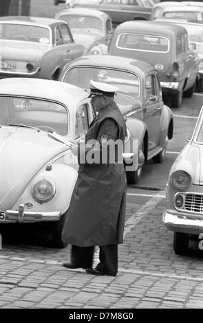 Una polizia offficer rende le misurazioni, il 16 maggio 1963, sul Römerberg Francoforte ahaed della visita del Presidente John F. Kennedy alla fine di giugno. Foto Stock