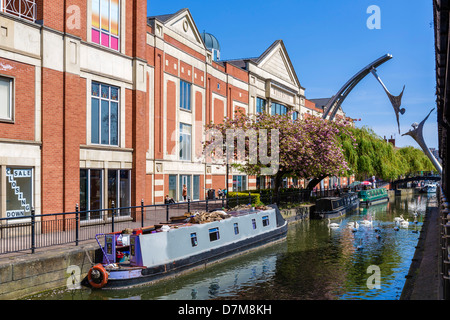 Narrowboat sul fiume Witham al di fuori del Waterside centro shopping nel centro città, Lincoln, Lincolnshire, England, Regno Unito Foto Stock