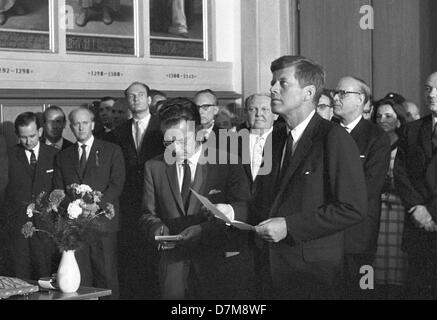 Il presidente statunitense John Fitzgerald Kennedy ha visitato Francoforte sul Meno, 25 Giugno 1963 - visto presso il Kaisersaal nel municipio Roemer. In mezzo indietro tedesco il vice cancelliere Ludwig Erhard. Foto Stock