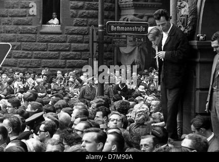 La folla in attesa per la valutazione nei pressi del municipio Roemer. Il presidente statunitense John Fitzgerald Kennedy ha visitato Francoforte sul Meno il 25 giugno 1963. Foto Stock