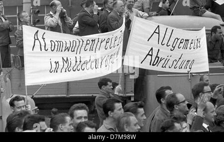I dimostranti chiedono il disarmo. Dopo la visita di una NATO parata militare a base di aria Langendiebach vicino a Hanau il 25 giugno 1963 JFK ha guidato in un aperto limousine da Hanau a Francoforte accompagnato dal vice cancelliere Ludwig Erhard e Assia membro premier Zinn. Foto Stock