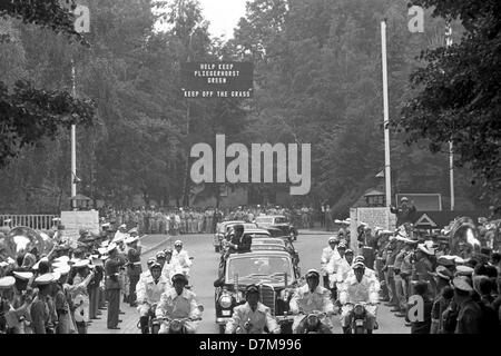 Il tifo di soldati a lato della strada. Dopo la visita di una NATO parata militare a base di aria Langendiebach vicino a Hanau il 25 giugno 1963 JFK ha guidato in un aperto limousine da Hanau a Francoforte accompagnato dal vice cancelliere Ludwig Erhard e Assia membro premier Zinn. Foto Stock