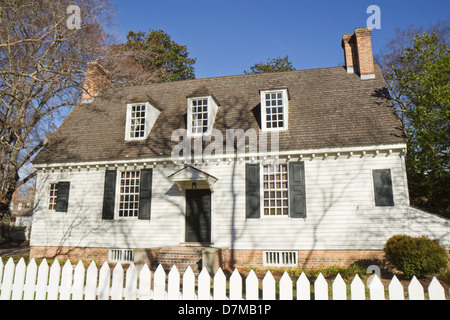 Casa sulla strada di Colonial Williamsburg, Virginia, contro un luminoso cielo blu Foto Stock