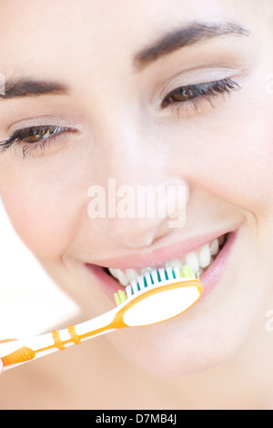 Donna spazzolare i suoi denti Foto Stock