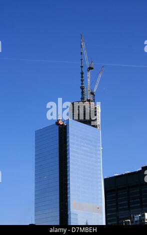 New York, Stati Uniti d'America. Il 10 maggio 2013. La guglia è completata sulla sommità del World Trade Center una torre in Lower Manhattan. Credito: Christopher Penler / Alamy Live News Foto Stock