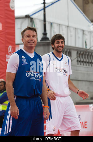 Londra, Regno Unito. Il 10 maggio 2013. Nella foto: Graeme Le Saux. La UEFA e Eurolega di Basket grandi uniti gli atleti di Special Olympics e il Tottenham Hotspur Foundation presso la Turkish Airlines Euroleague Fan Zone in Trafalgar Square per un unified celebrativo gioco di basket come parte del 2013 quattro definitivi fine settimana di festeggiamenti. Il primo del suo genere gioco di buona volontà è stata organizzata da una squadra di Eurolega la responsabilità sociale programma. Esso includeva i calciatori Graeme Le Saux, Robert Pires & Christian Karembeu e Eurolega di Basket leggende Ramunas Siskauskas, Ni © Nick Savage / Alamy Foto Stock