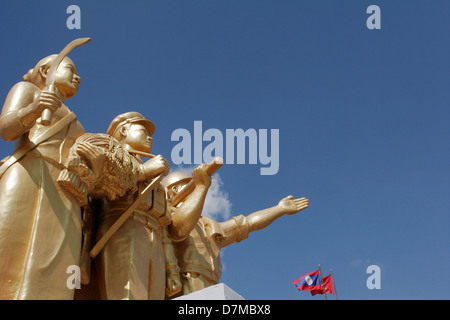 Dettaglio di un monumento che celebra la vittoria comunista negli USA e reazionarie forze laotiane nel 1975. Foto Stock