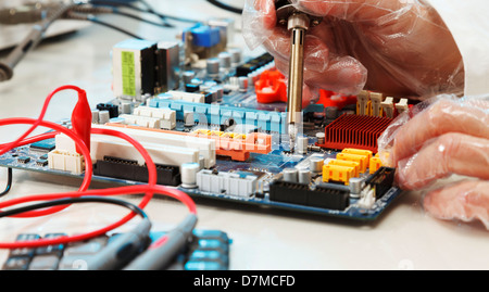 La saldatura di una scheda di circuito Foto Stock
