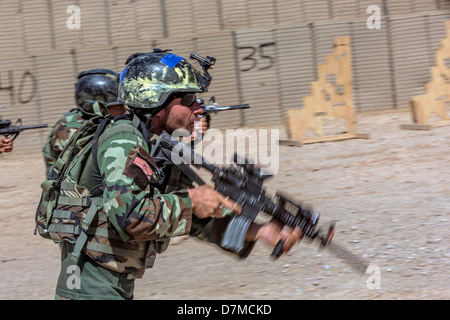 Afghan commandos da Operazioni Speciali Kandak fire le loro armi a un bersaglio mentre si muove durante il corso di formazione 9 maggio 2013 nel distretto di rondella, provincia di Helmand, Afghanistan. Foto Stock