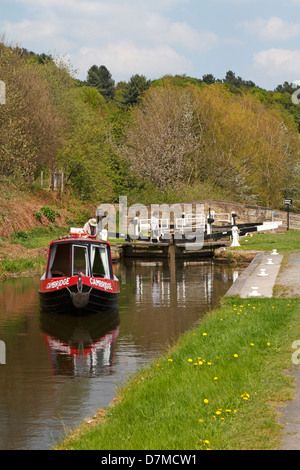 Barca stretta passando attraverso cancelli di blocco sul Huddersfield ampia Canal, Huddersfield, West Yorkshire, Inghilterra, Regno Unito. Foto Stock