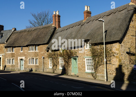 Cottage tradizionale con tetti di paglia nel Rutland cittadina di Oakham Foto Stock