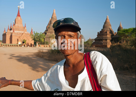 Ritratto di vecchio uomo birmano che indossa un cappello da baseball al di fuori di templi di Bagan Myanmar (Birmania) Foto Stock