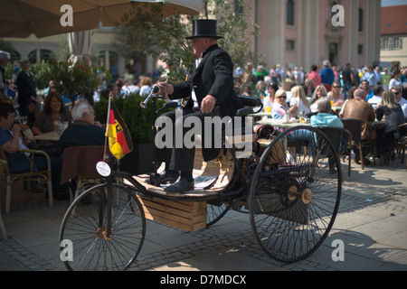 Una replica di una Benz Patent-Motorwagen viene presentato durante la eMotionen mostra sulla piazza del mercato il 5 di Maggio di 2013 in Ludwigsburg, Foto Stock