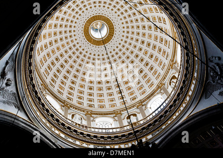 Vista interno magnifico barocco dorato centrale a cupola centrale al di sopra di attraversamento del XVI secolo cattedrale di Puebla Messico Foto Stock