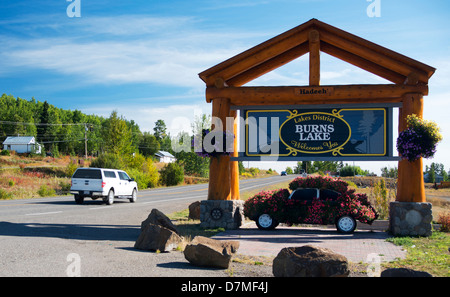 Città di accoglienza segno "Brucia Lago' Autostrada Trans-Canada # 16 Yellowhead Highway Northern British Columbia Canada Foto Stock