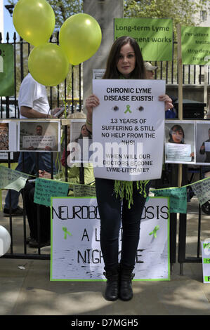 Londra, UK, 10 maggio, 2013. I manifestanti si radunano vicino al Dipartimento di Salute, Whitehall, oggi per sollevare la consapevolezza della malattia di Lyme, malfamati e erroneamente diagnosticato la malattia. Natascia Metcalf, 28, (nella foto), è stato combattendo contro la malattia per un periodo di dodici anni dopo probabilmente essere morso da un segno di spunta quando era 16. La sua ricerca di una corretta diagnosi, dopo essere stata raccontata da British in base ai medici che ella era "PREMUTO' portò a 40 medici in 3 paesi fino a che non è stato correttamente diagnosticato in noi. Credito: Lee Thomas / Alamy Live News Foto Stock