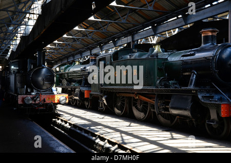 Locomotive a vapore all'interno della Great Western Railway 1930 capannone a vapore a Didcot Railway Centre. Foto Stock