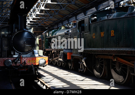 Locomotive a vapore all'interno della Great Western Railway 1930 capannone a vapore a Didcot Railway Centre. Foto Stock