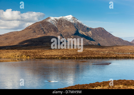 Una vista su Lochan un Ais verso Cul Beag, Knockan, Highland, Scozia, Regno Unito, Europa. Foto Stock