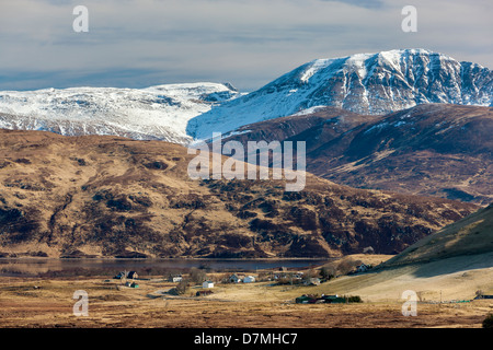 Una vista verso Elphin (Ailbhinn) un crofting township in Assynt, Sutherland, nel nord-ovest della Scozia, Regno Unito, Europa. Foto Stock