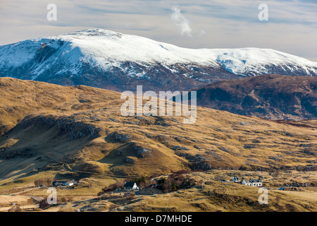 Una vista verso Elphin (Ailbhinn) un crofting township in Assynt, Sutherland, nel nord-ovest della Scozia, Regno Unito, Europa. Foto Stock